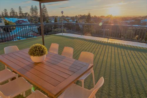 Henley Beach South Amazing Views Huge Private Balcony! - thumb 7