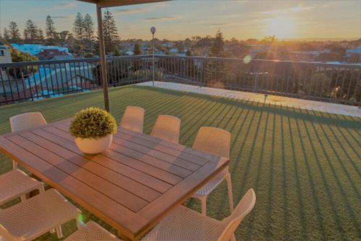Henley Beach South Amazing Views Huge Private Balcony! - thumb 0