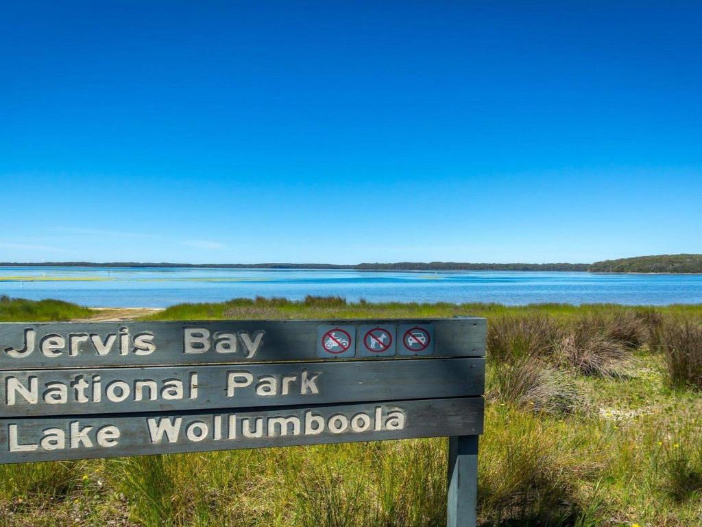 Bellevue Overlooking Serene Lake Woolumboola - thumb 3