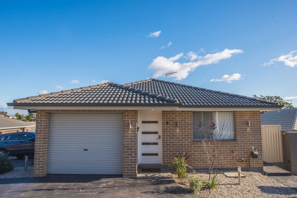 Peaceful 2kingbed Rootyhill Townhouse Near Station - thumb 0