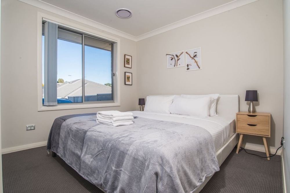 Peaceful 2kingbed Rootyhill Townhouse Near Station - thumb 3