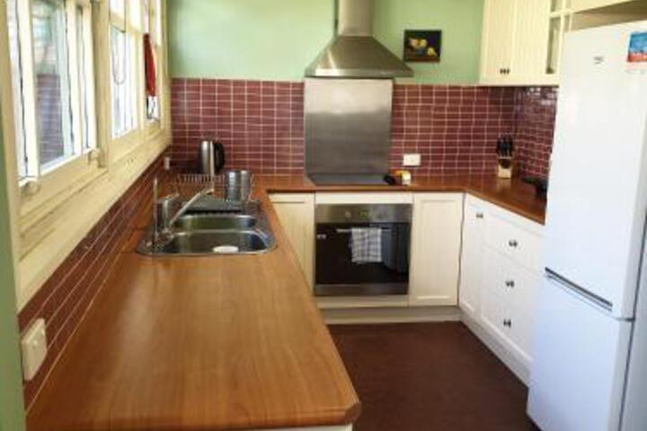 Redruth 2 Bedroom Cottage Situated In Wandiligong - thumb 3