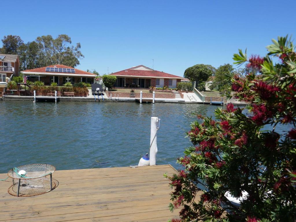 Waterfront Haven With Jetty Mooring & WiFI - thumb 3