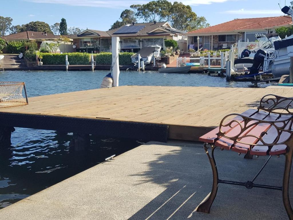 Waterfront Haven With Jetty Mooring & WiFI - thumb 6