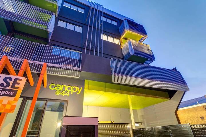 Canopy At 44 Minutes From The CBD Train & Cafes Wifi Nespresso Amenities - thumb 1