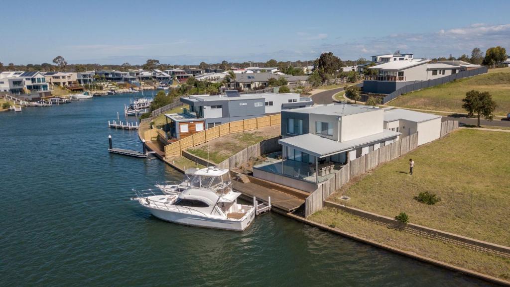 Anchored Access To The Gippsland Lakes - thumb 5