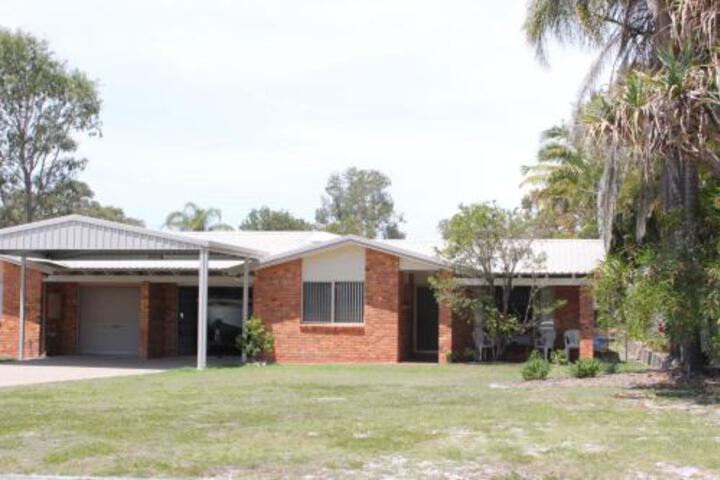 2 51 Carlo Road Rainbow Beach Pets Welcome Air Conditioning Walk To The Shops - thumb 3