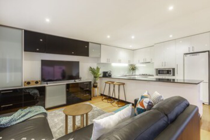 Tranquil Townhouse In Port Melbourne - thumb 0