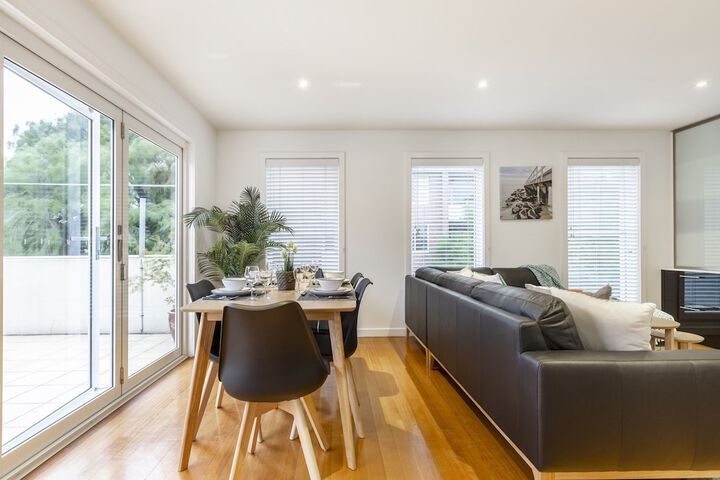 Tranquil Townhouse In Port Melbourne - thumb 3