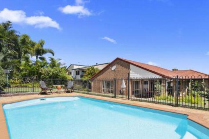 BB233 Banksia Beach Family Home 4 Bedrooms - thumb 0