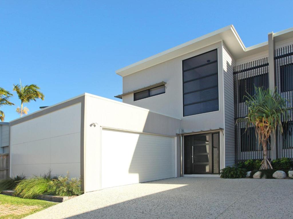 Culbara 23b Modern 5 Bedroom Townhouse On Canal With Plunge Pool Pontoon & Aircon! - thumb 2