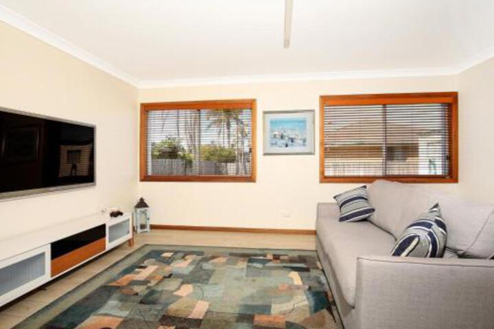 Shores Pet Friendly 1 Min Walk To Beach - thumb 4