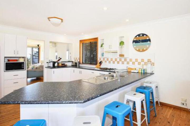 Shores Pet Friendly 1 Min Walk To Beach - thumb 3