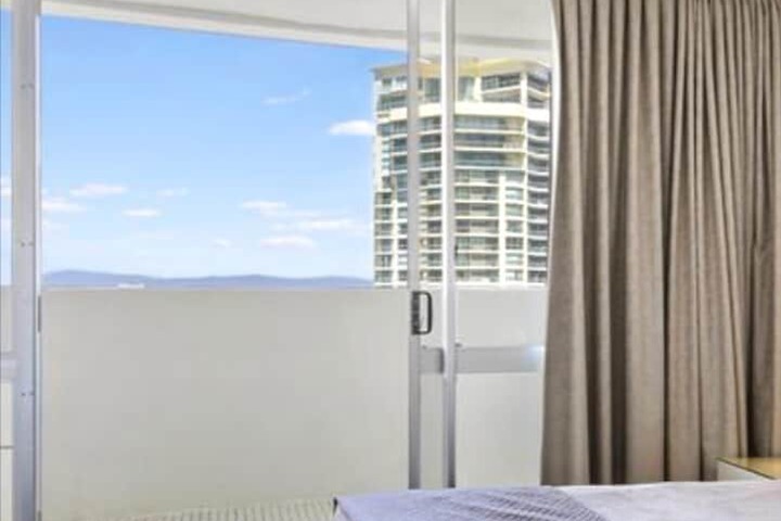 Oceanfront In Surfers Paradise Retreat - thumb 6