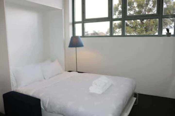 Cosy Newtown Studio Apartment With Swimming Pool - thumb 6