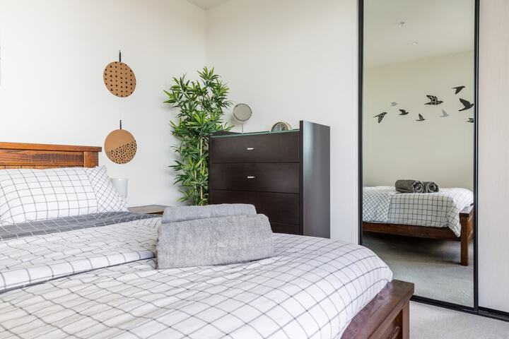 Modern 1 Bedroom In Tranquil Parklands - thumb 4