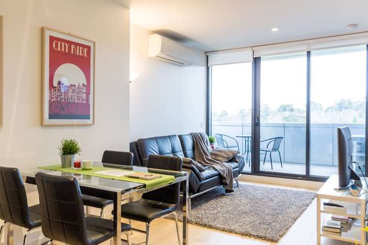 Modern 1 Bedroom In Tranquil Parklands - thumb 5