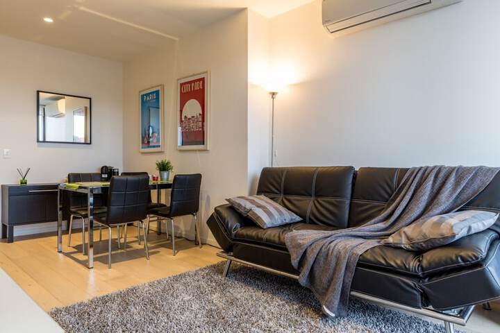 Modern 1 Bedroom In Tranquil Parklands - thumb 3