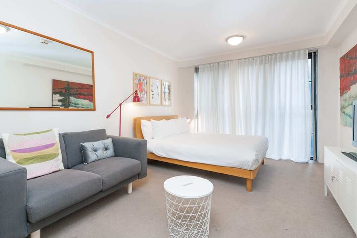 Amazing Studio With Pool In Central Sydney - thumb 6