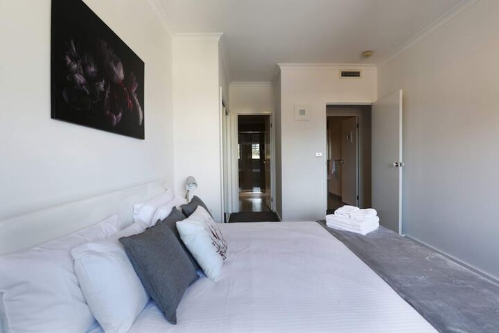 Extra Large 2 Bedroom Apartment In Melbournes Southbank - thumb 3
