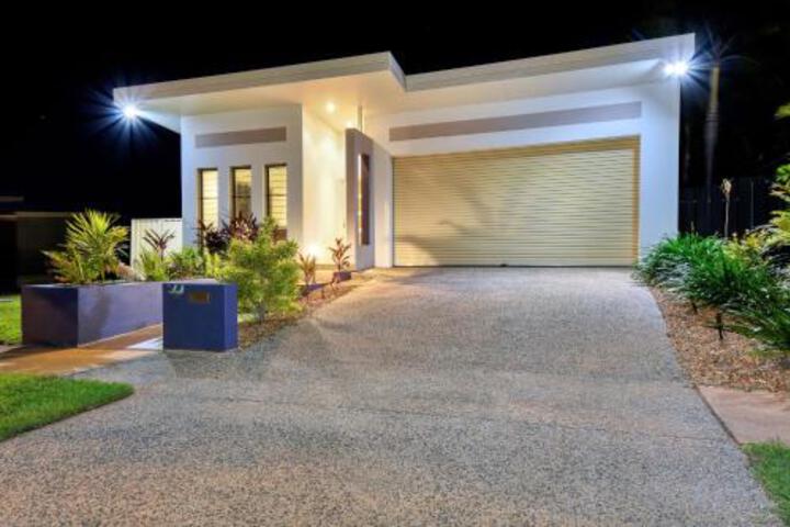 Luxury Darwin City Lights Jacuzzi Central Location Large House New Furnishings - Accommodation NT