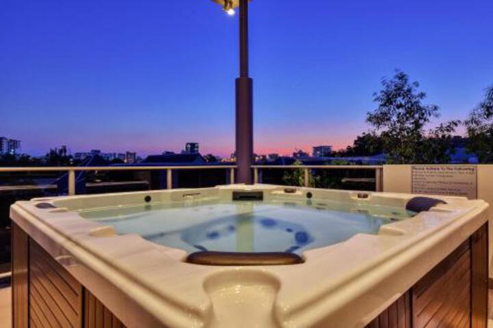 Luxury Darwin City Lights Jacuzzi Central Location Large House New Furnishings - thumb 6
