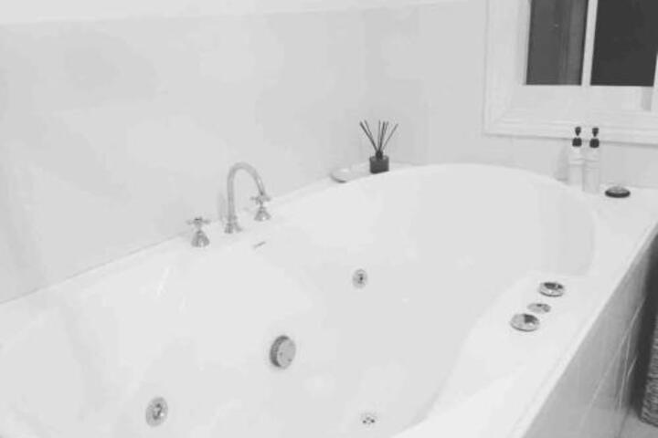 Eumundi Stay ( & Double Person Spa Bath) - thumb 4