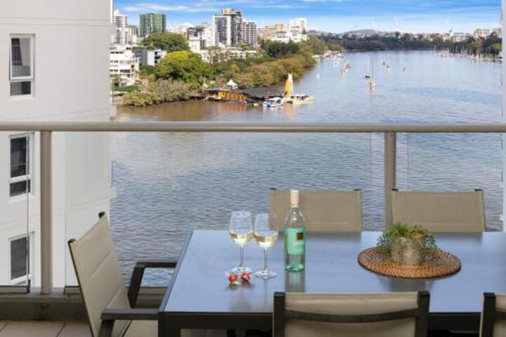 Amazing River View 3 Bedroom Apartment Brisbane CBD Netflix Fast Wifi Carpark - thumb 3