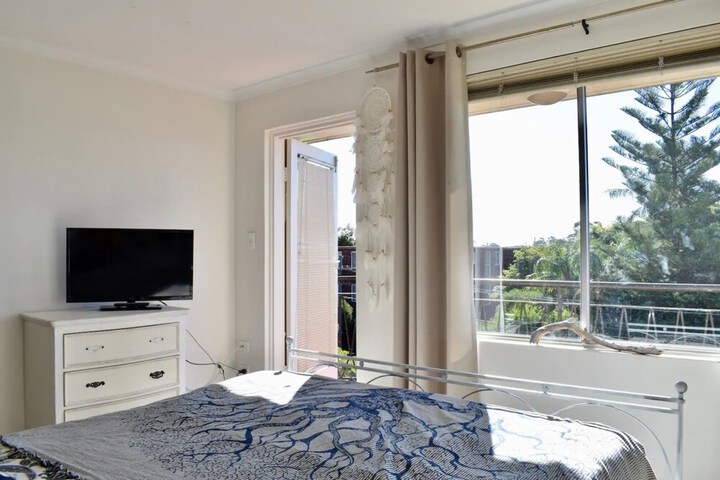 Bright & Airy TOP Floor Apartment With FAB Views - thumb 4