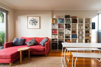 Quiet Terrace Townhouse On The City Fringe - thumb 4