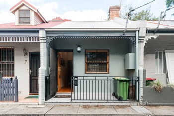 Quiet Terrace Townhouse On The City Fringe - thumb 2