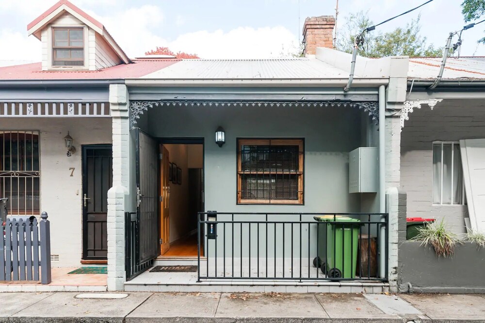 Quiet Terrace Townhouse On The City Fringe - thumb 0