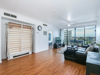 Modern 2 Bedroom River View Apartment In Docklands - thumb 2