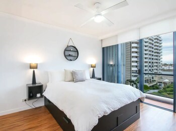 Modern 2 Bedroom River View Apartment In Docklands - thumb 1