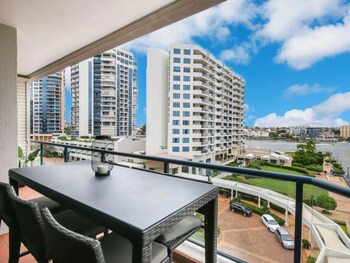 Modern 2 Bedroom River View Apartment In Docklands - thumb 6