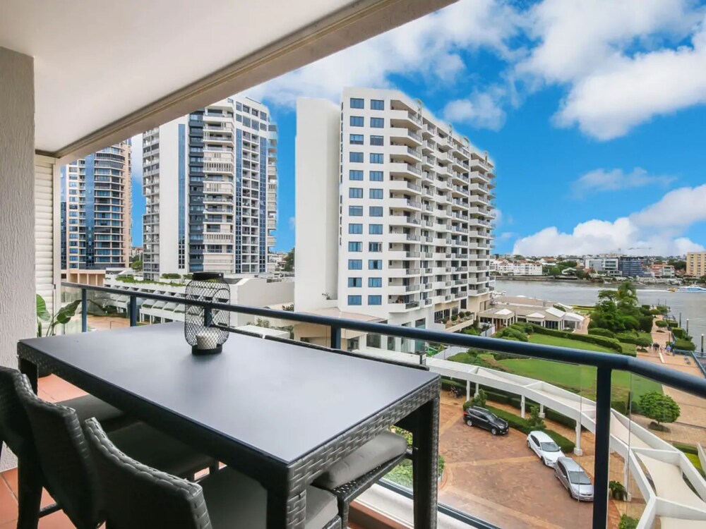 Modern 2 Bedroom River View Apartment In Docklands - thumb 0