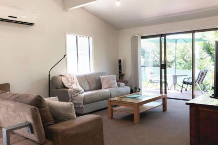 Sandy Palms 28 Moorooba Cr Beautiful Home With Wifi Air Con & Boat Parking - thumb 3