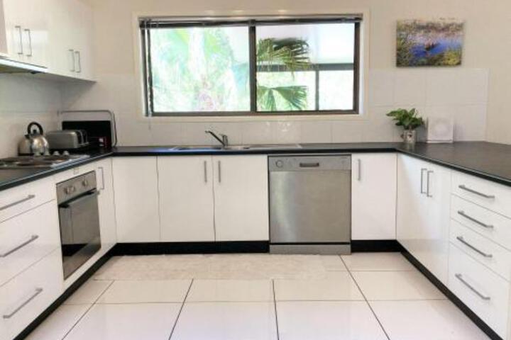 Sandy Palms 28 Moorooba Cr Beautiful Home With Wifi Air Con & Boat Parking - thumb 7