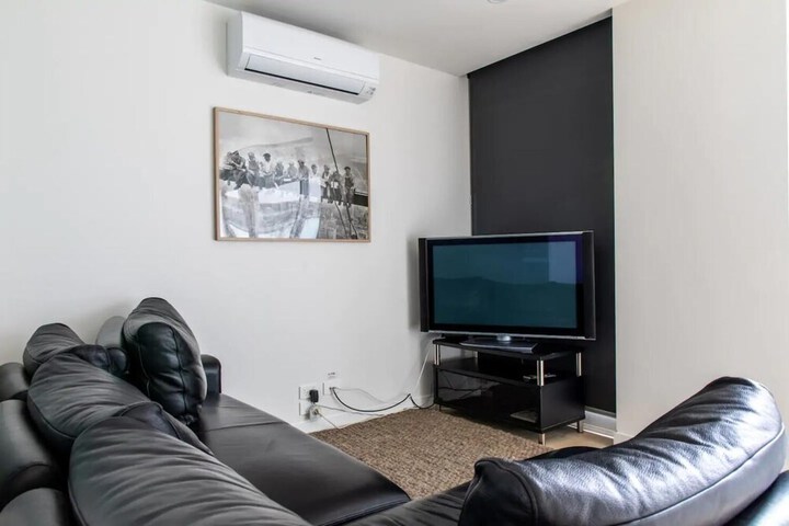 Modern 1 Bedroom Apartment In North Melbourne - thumb 4