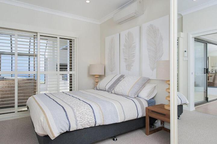 Whispering Sands 10 Sandy Point Road Luxury Waterfront Home With Aircon WIFI & Foxtel - thumb 7