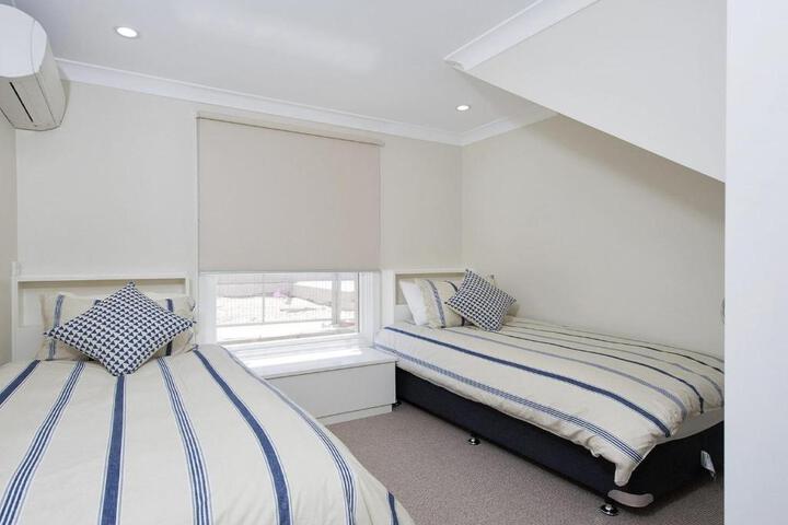 Whispering Sands 10 Sandy Point Road Luxury Waterfront Home With Aircon WIFI & Foxtel - thumb 4