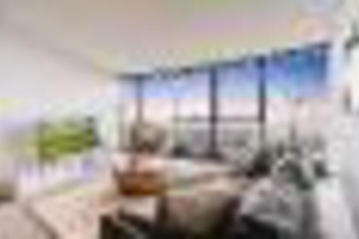 Panoramic Vista From A 54 Floor CBD Apartment - thumb 4