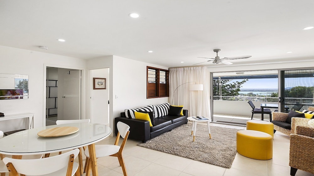 A Stylish Apartment With Noosa Views! Unit 6 Yaringa 29 Noosa Drive - thumb 2