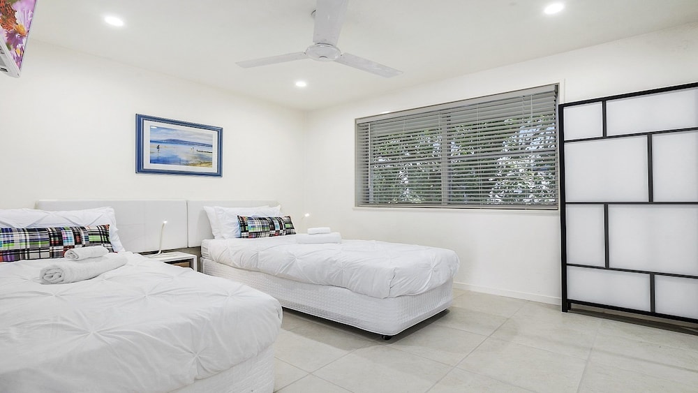 A Stylish Apartment With Noosa Views! Unit 6 Yaringa 29 Noosa Drive - thumb 1