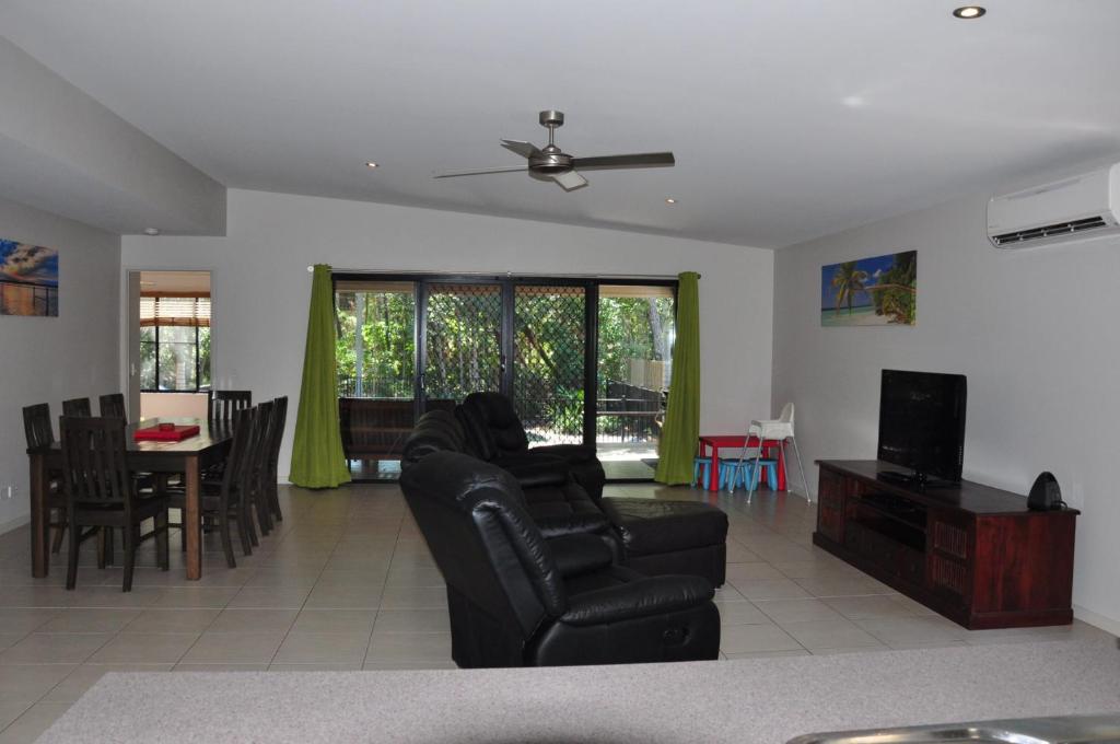 12 Satinwood Drive Family Home With Swimming Pool Located In Natural Bushland & Close To Beach - Accommodation NT 2