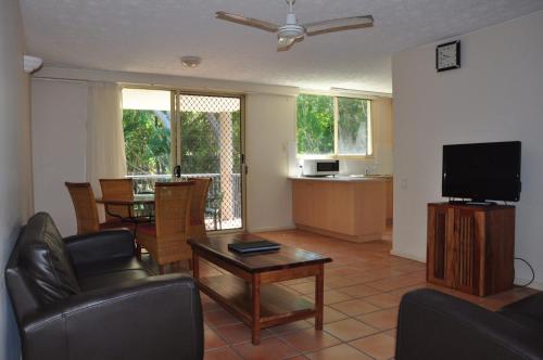 32 / 15 Rainbow Shores Unit Overlooking Bushland With Shared Swimming Pool Spa & Tennis Court - thumb 1