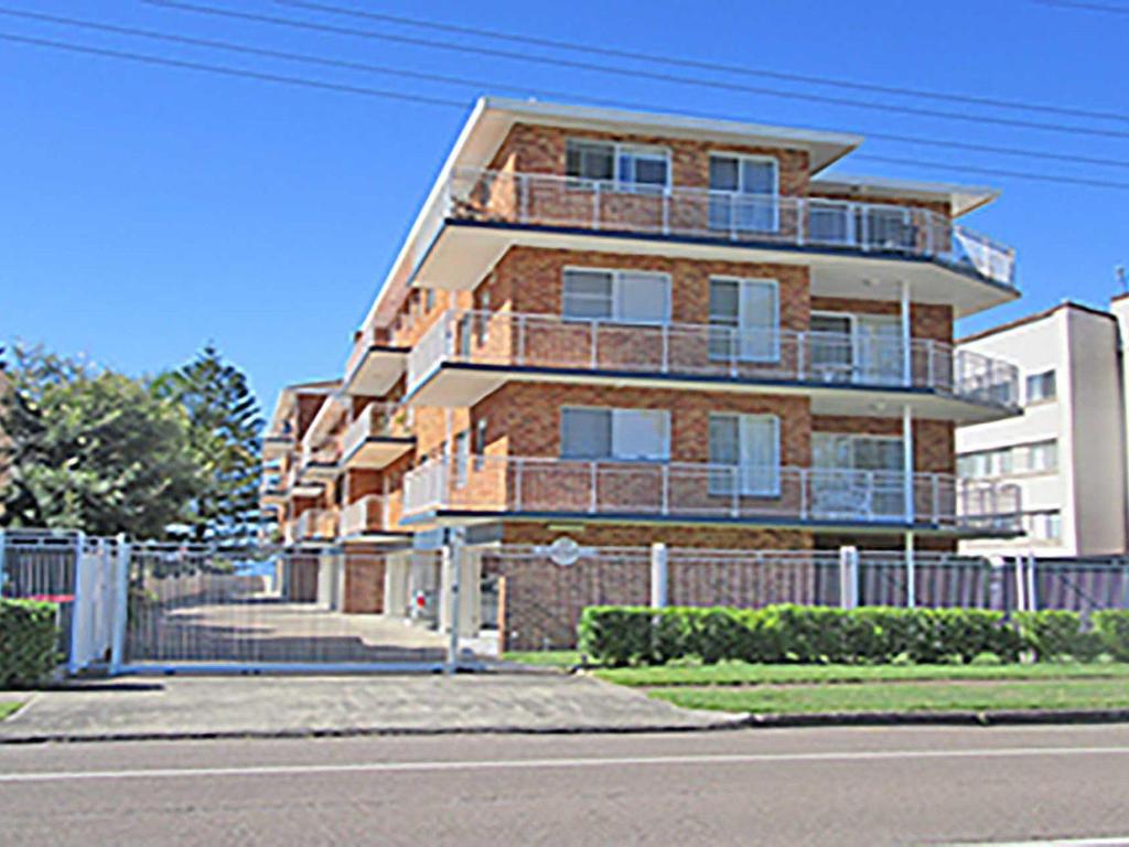 15 Kanangra 39 Soldiers Point Road Fantastic Unit Right On The Water - thumb 1