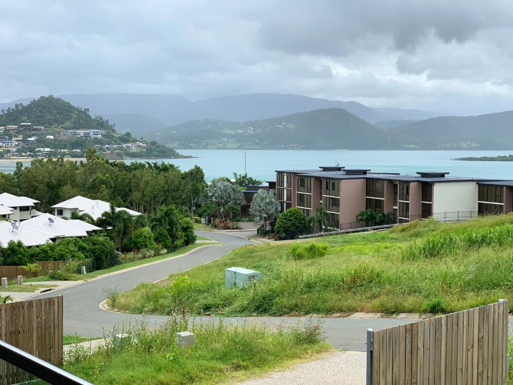 DAYDREAMING Airlie Beach Water Views & Only 200m To Boardwalk. - thumb 2