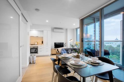 City LivingatBest Location With 2 Beds In Melbourne - thumb 4
