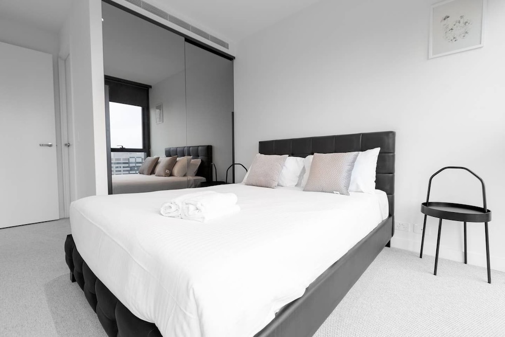 Luxury 2bed2bath Apt In The Heart Of Mel@collins - thumb 4